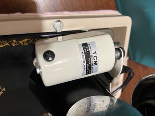 Máquina de coser Alfa antigua con motor