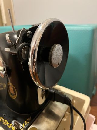 Máquina de coser Alfa antigua con motor