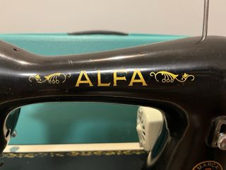 Máquina de coser Alfa antigua con motor