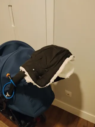 Manoplas para carrito de bebé negras sin usar.