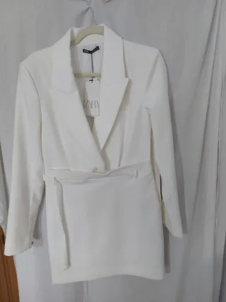 Traje blanco elegante mujer