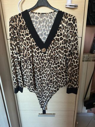 Body stampa leopardata con scollo a V