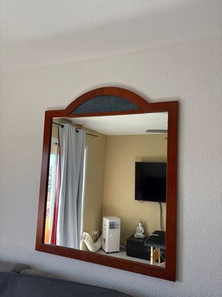 Espejo de madera con detalle curvo