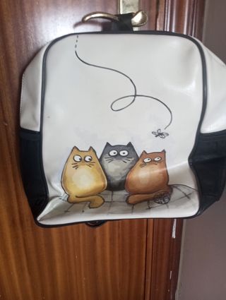 Mochila blanca con dibujo de gatos