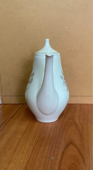 Teiera in porcellana con rosa