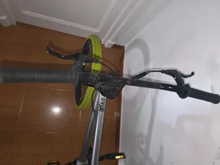 Bicicleta BMX plateada con ruedas verdes