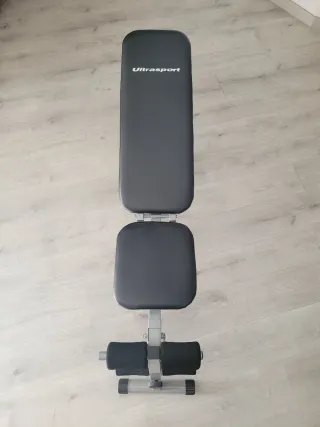 Banco de pesas regulable en inclinación y altura.