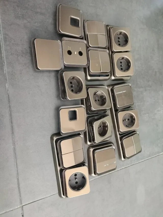 Enchufes e interruptores de luz 50 pinzas + -