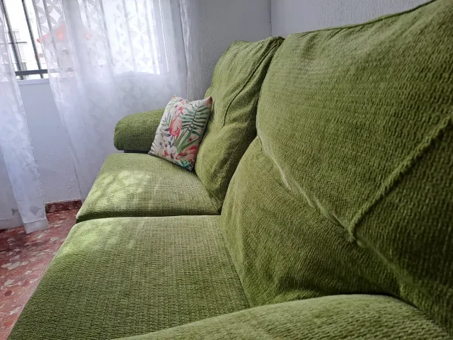 Sofá verde semi nuevo