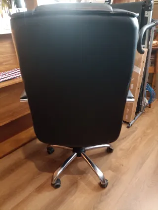Silla de oficina negra y plateada
