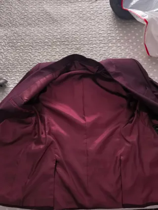 Traje juvenil color granate