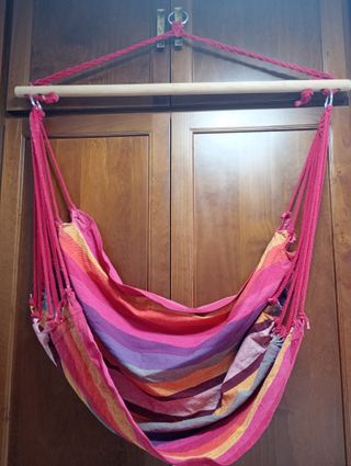 Hamaca de tela multicolor con barra de madera