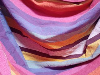 Hamaca de tela multicolor con barra de madera