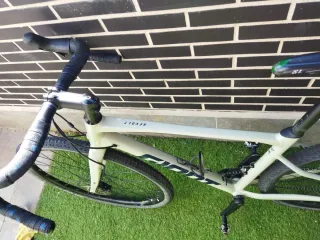 Bici Gravel Giant Revolt 1