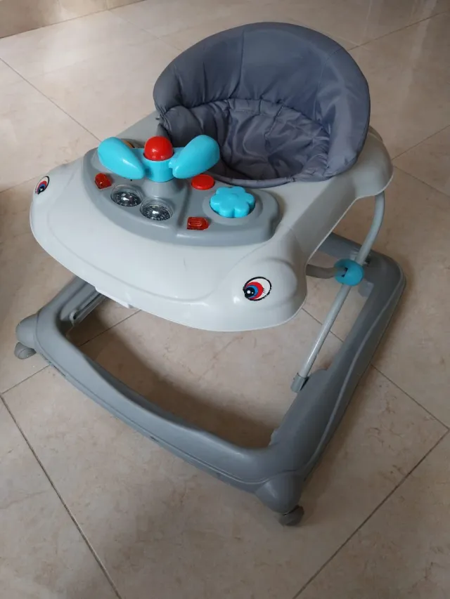 Andador bebé gris y blanco