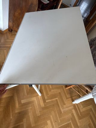 Mesa de dibujo blanca de madera