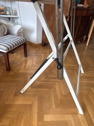 Mesa de dibujo blanca de madera