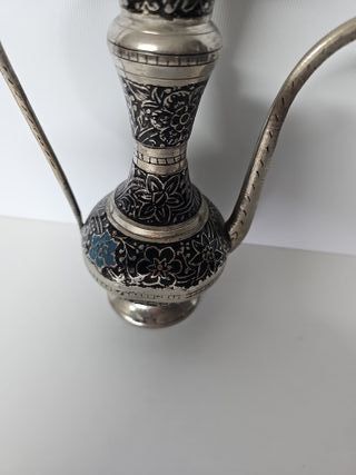 Vecchia teiera caffettiera orientale in metallo