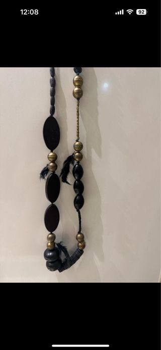 Colgante con plumas negro y dorado