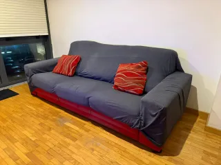 Sofá de tela gris y rojo