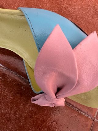 Sandalias Alain Manoukian lazo rosa y azul