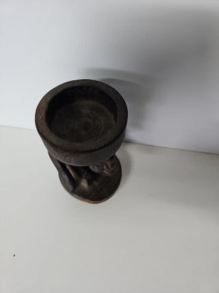 Antico posacenere africano in legno intagliato