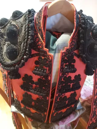 Traje de luces de torero coral y azabache, Morita