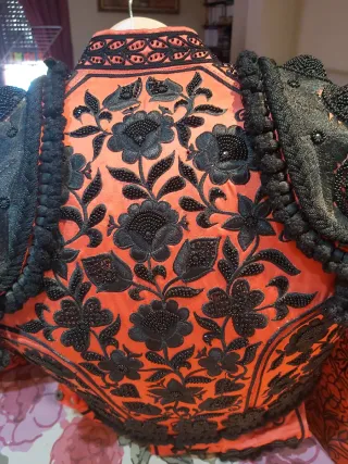 Traje de luces de torero coral y azabache, Morita