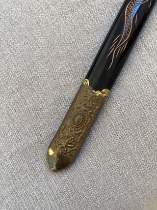 Espada china con funda madera tallada