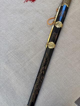 Espada china con funda madera tallada