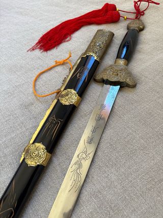 Espada china con funda madera tallada