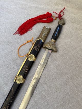 Espada china con funda madera tallada