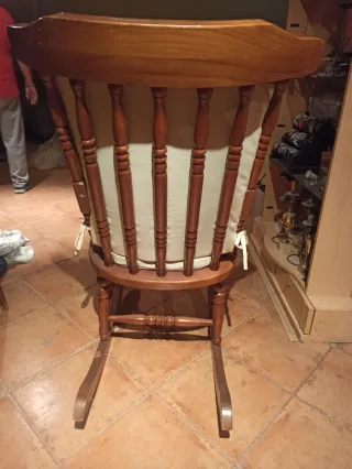 Mecedora de madera con cojines beige