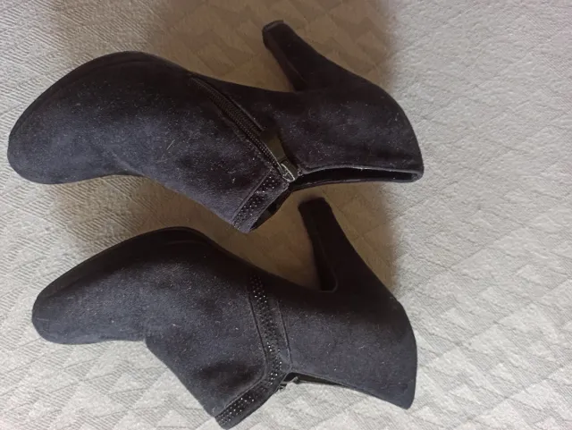 Botín antelina negro tacón