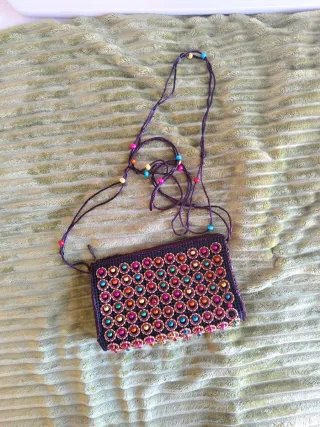 Bolso de mano con abalorios