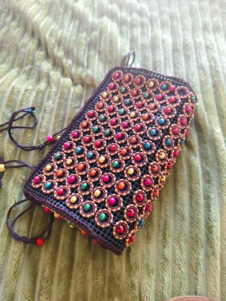 Bolso de mano con abalorios