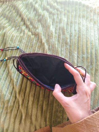 Bolso de mano con abalorios