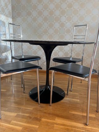 Mesa redonda negra estilo Tulip