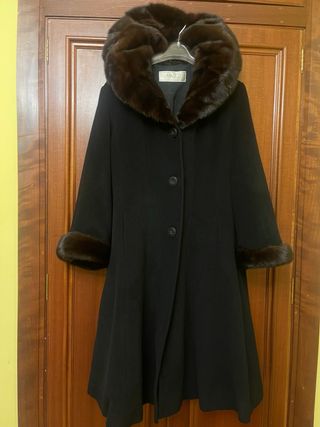 Abrigo MAZZI negro con cuello y puños de pelo