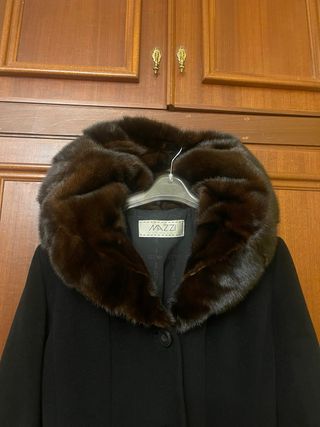 Abrigo MAZZI negro con cuello y puños de pelo