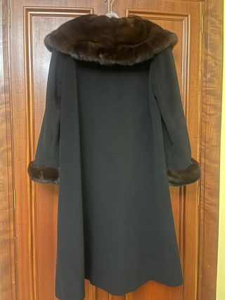 Abrigo MAZZI negro con cuello y puños de pelo