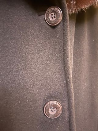 Abrigo MAZZI negro con cuello y puños de pelo