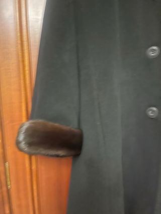 Abrigo MAZZI negro con cuello y puños de pelo