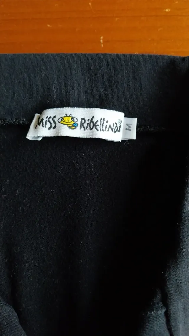 Maglia Miss Ribellina nera con stelle