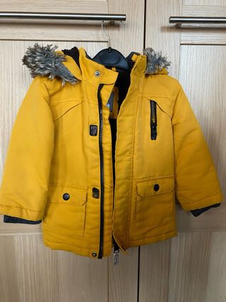 Parka niño amarilla con capucha y pelo talla 12/18