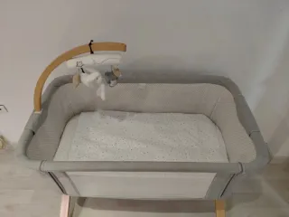Cuna colecho con móvil