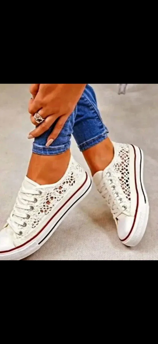 Zapatillas blancas de encaje crochet