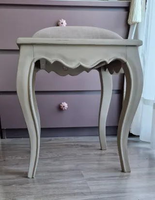 Taburete de madera estilo clásico