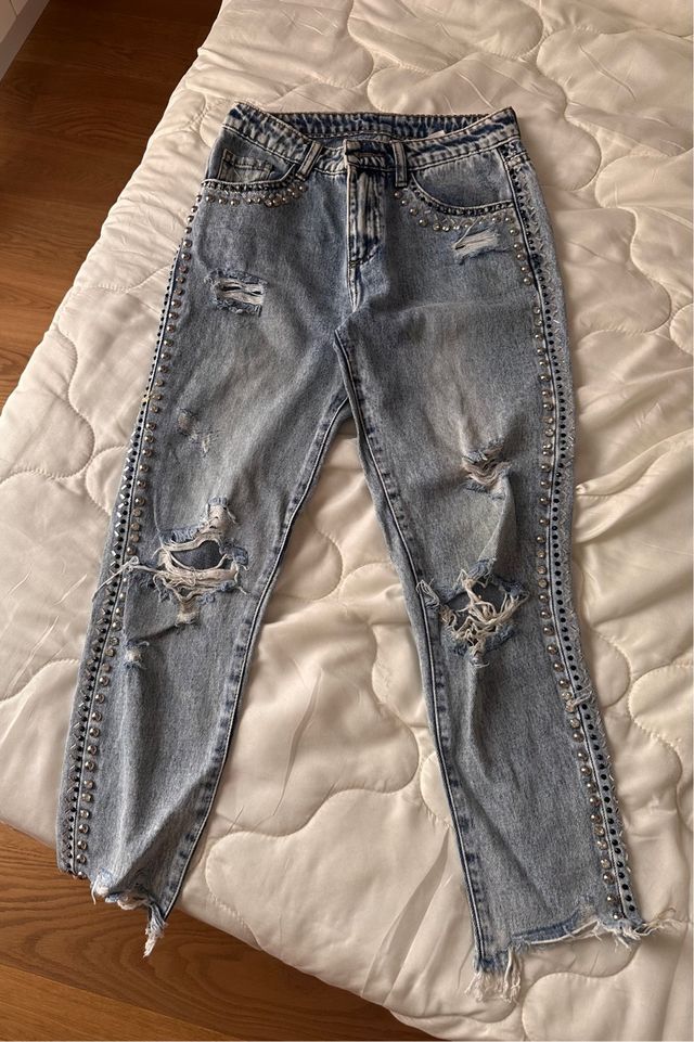 Vaqueros con tachas plateadas