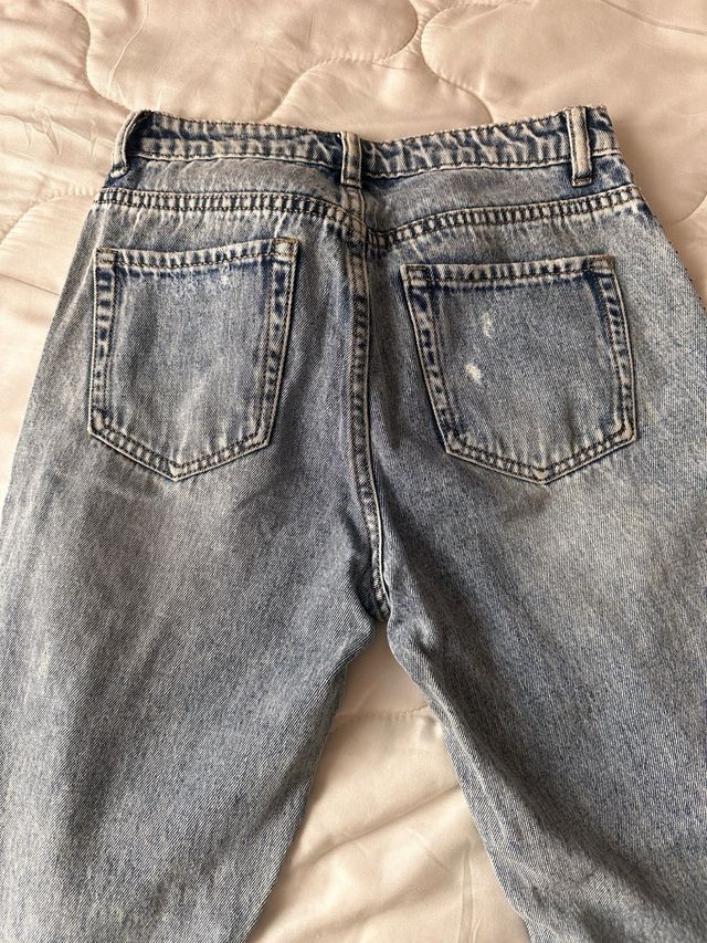 Vaqueros con tachas plateadas